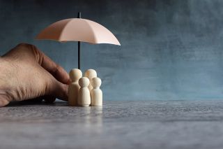 Foto: Spielsteine unter Regenschirm